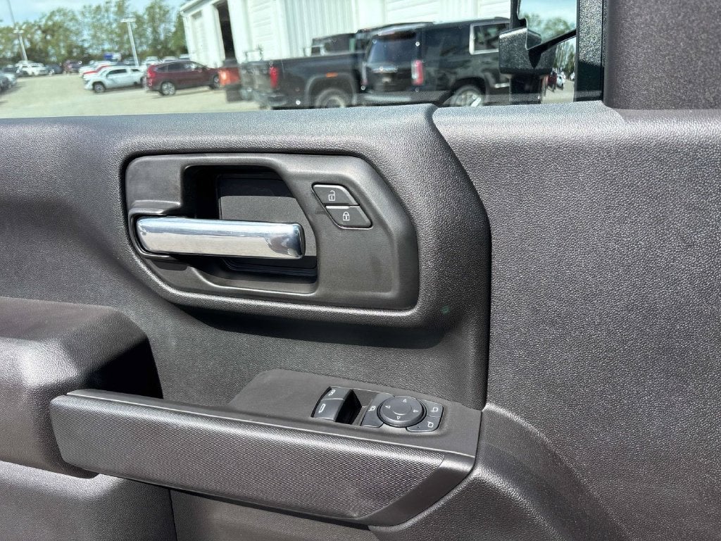 2025 GMC Sierra 3500HD Pro 146 WB