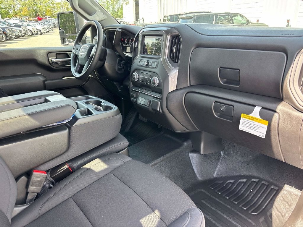2025 GMC Sierra 3500HD Pro 146 WB
