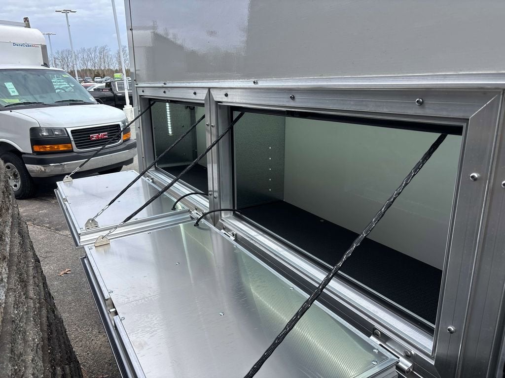 2026 GMC Savana Cutaway 3500 1WT