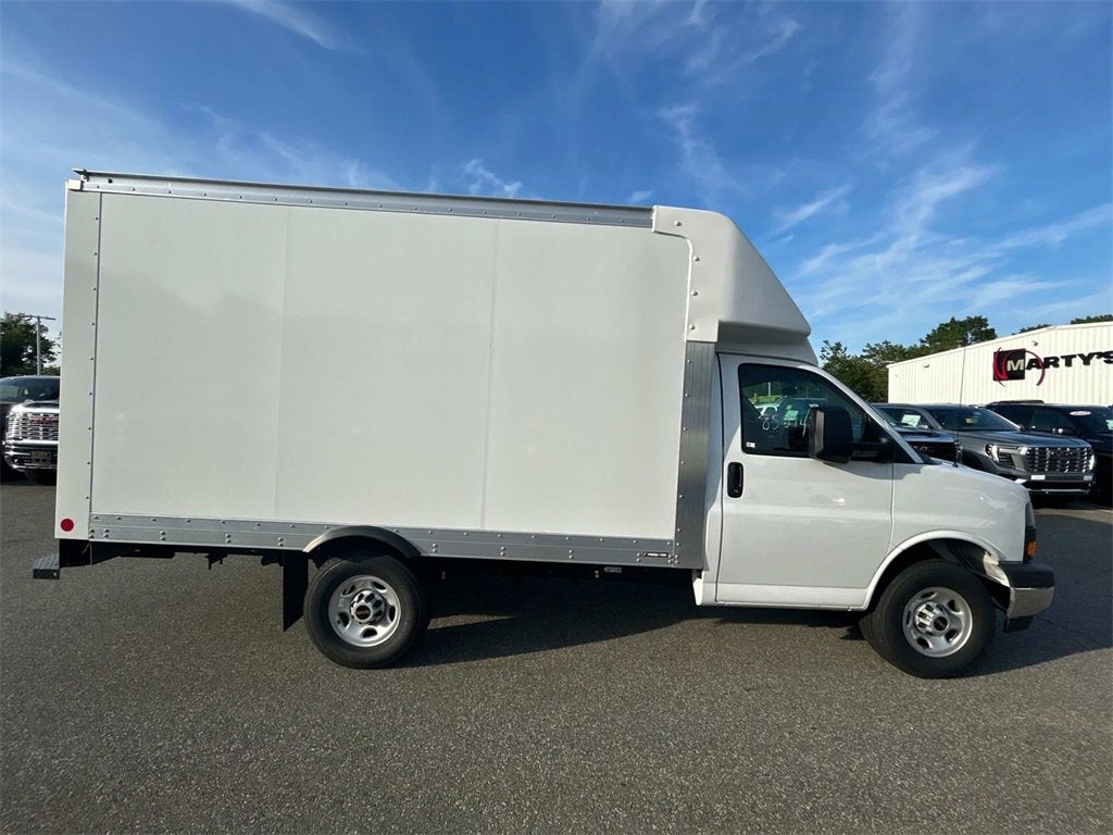 2025 GMC Savana Cutaway 3500 1WT