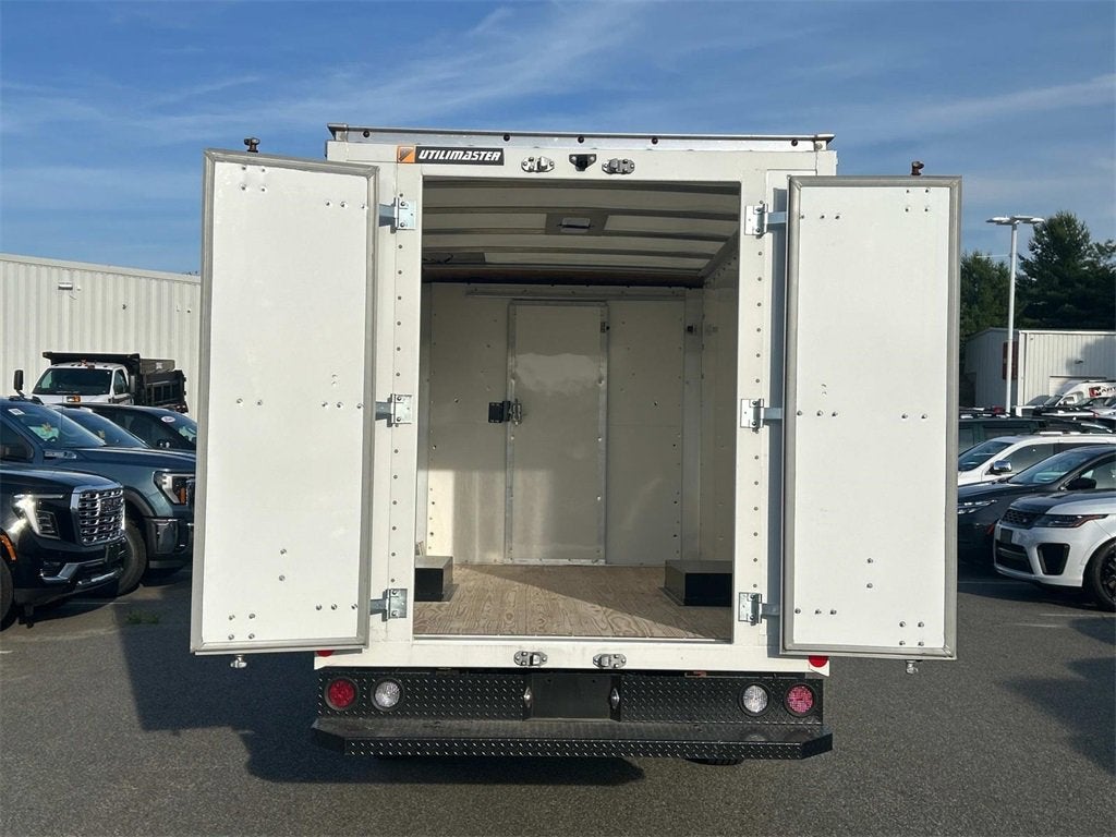 2025 GMC Savana Cutaway 3500 1WT