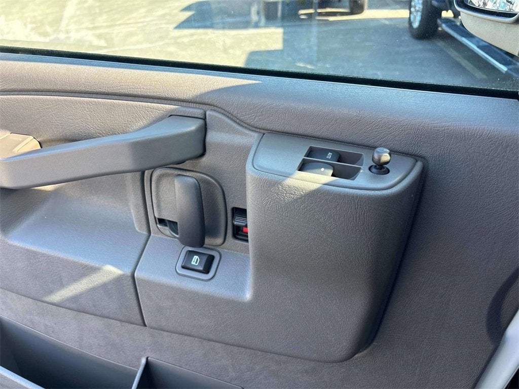 2025 GMC Savana Cutaway 3500 1WT